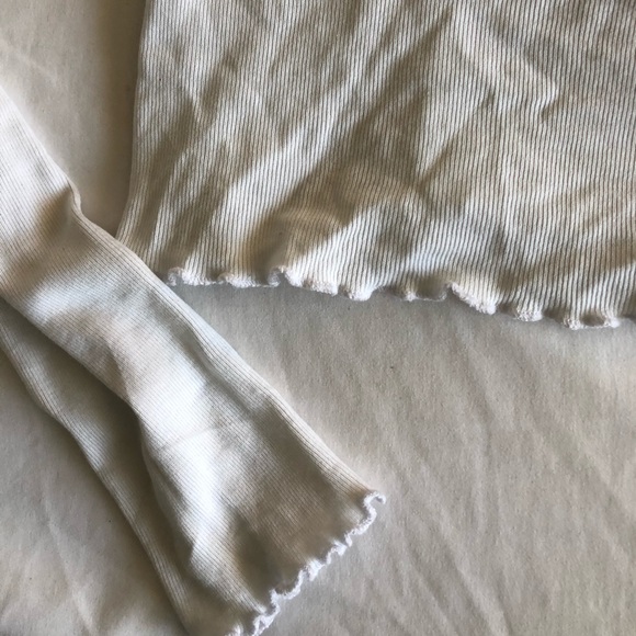 BRANDY MELVILLE white lettuce hem crop top - Picture 4 of 6